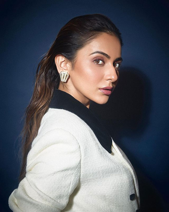 Staggering Poses of Rakul Preet In Black Outfit